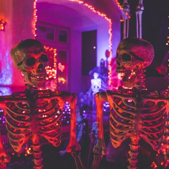 Bien que l’Halloween soit la fête des Morts, elle est célébrée plutôt joyeusement un peu partout dans le monde.
