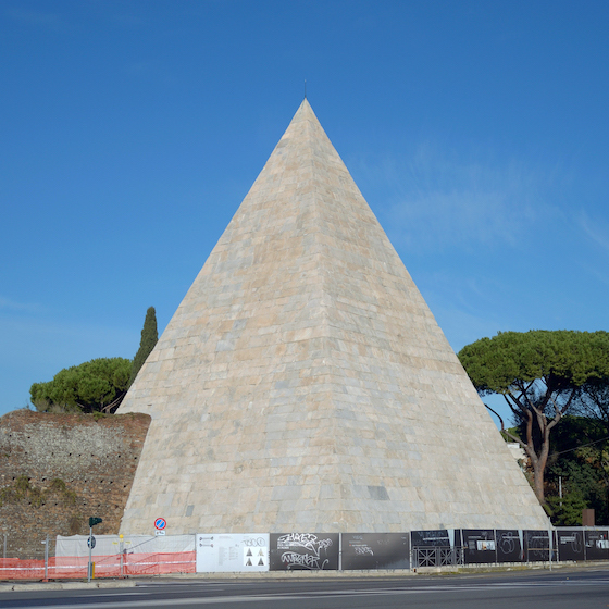 La Pyramide de Cestius (Italie) a été construite en seulement 330 jours.