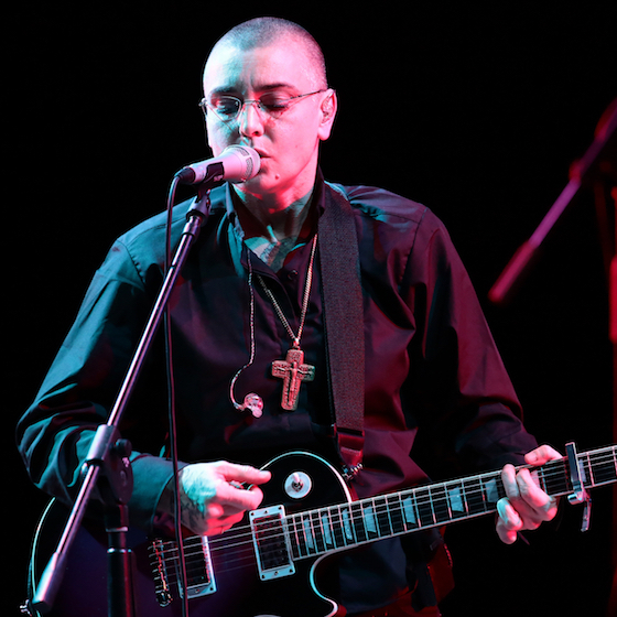 Après avoir déchiré la photo du Pape en direct et être devenue prêtresse dans une église, Sinead O'Connor s'est convertie à l'Islam.