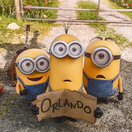 Dans Les Minions (2015), Scarlett Overkill demande à Kevin, Bob et Stuart de voler la couronne de la reine d’Angleterre.