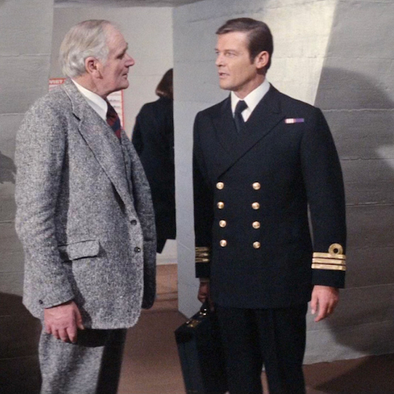 Avant d’entrer dans les services secrets, James Bond était capitaine de corvette dans la marine britannique.