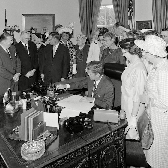 L’Equal Pay Act de 1963 a permis d’éliminer l’écart salarial entre hommes et femmes aux États-Unis.