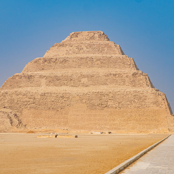 La pyramide de Djéser (Égypte) est la toute première pyramide égyptienne connue.