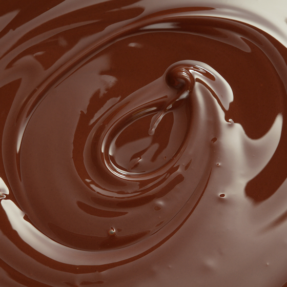 L’étape de conception du chocolat appelée conchage consiste à laisser reposer la pâte de cacao pendant 24 à 48 heures.
