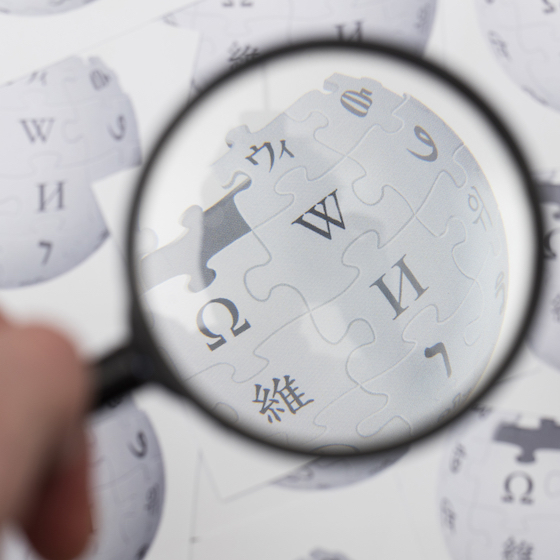 Chaque article Wikipédia est doté d’un onglet « Discussion » accessible par tous les utilisateurs.