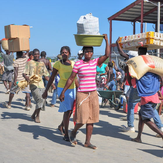 Environ la moitié de la population d’Haïti est au chômage ou sous-employée et vivent dans la pauvreté extrême.