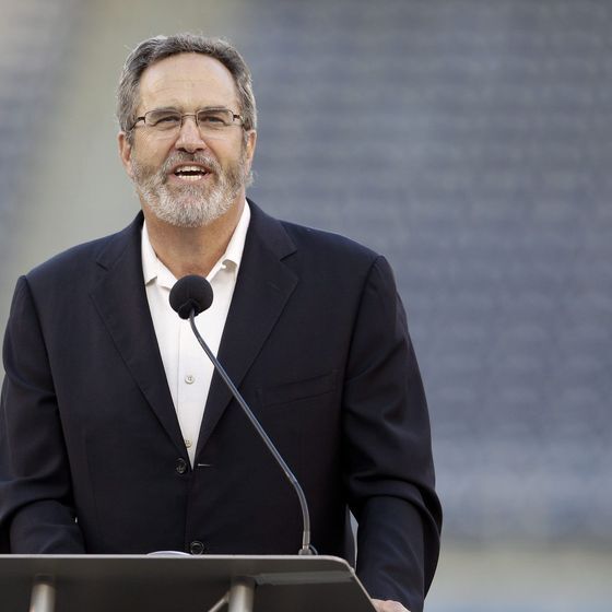 Dan Fouts détient le record du plus grand nombre de saisons consécutives comme leader pour les yards gagnés dans la LNF.