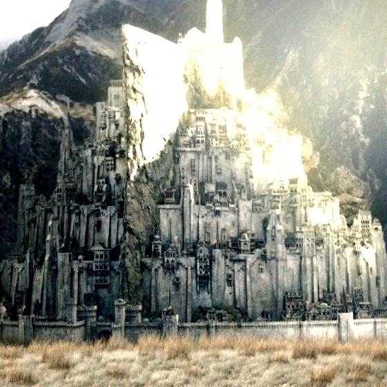La bannière des Intendants flotte sur la Tour Blanche de Minas Tirith.