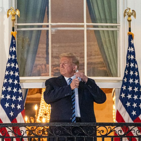 Donald Trump, Melania Trump et le vice-président américain Mike Pence ont tous reçu un diagnostic positif au coronavirus en octobre 2020.