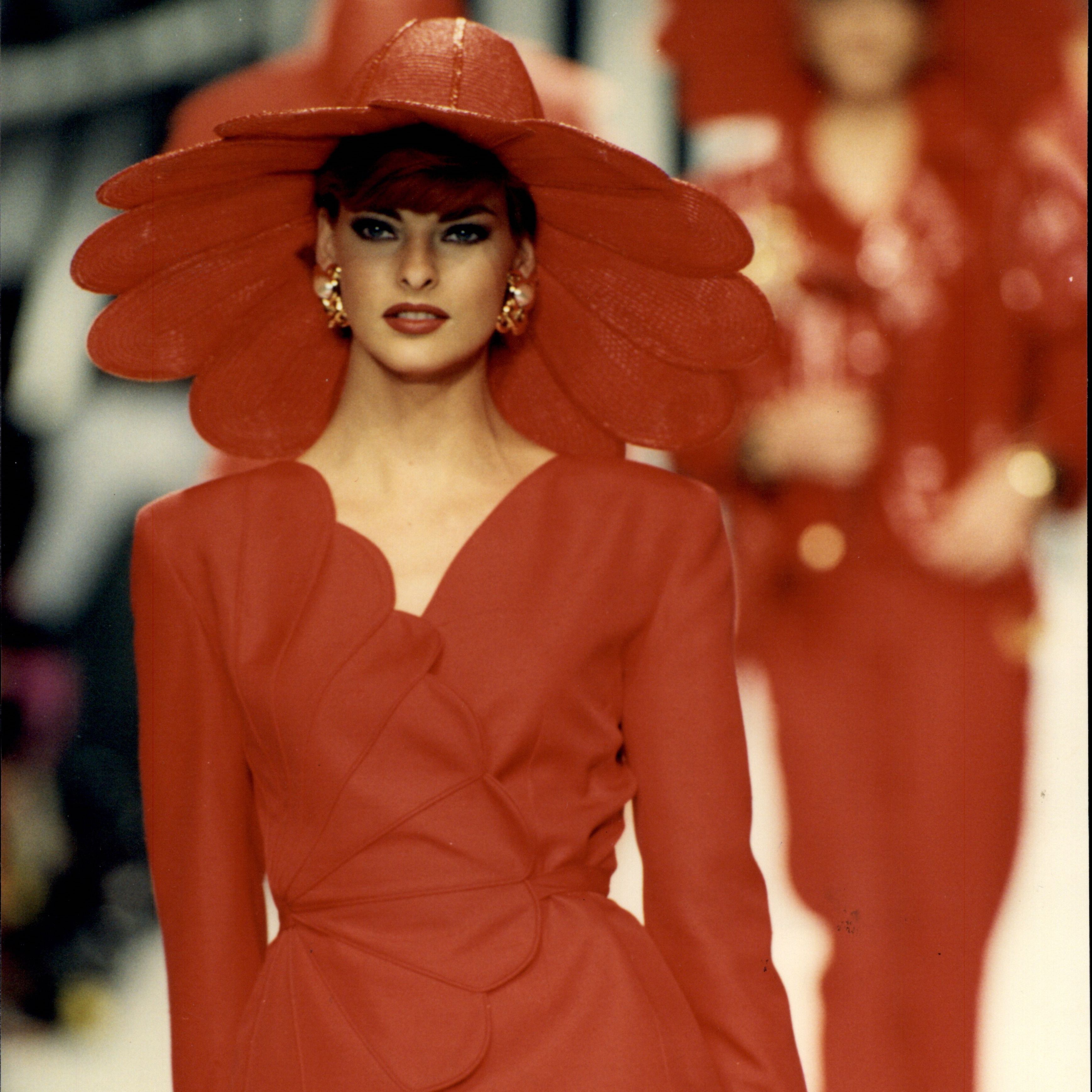 La couleur emblématique du designer Valentino Garavani, le rouge, est apparue dans sa «collection rouge» de 1968.