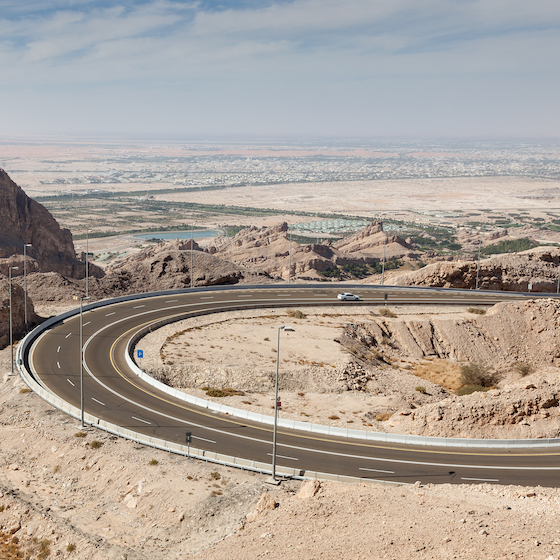 La route de la montagne Jebel Hafeet traverse le plus haut pic des Émirats arabes unis.