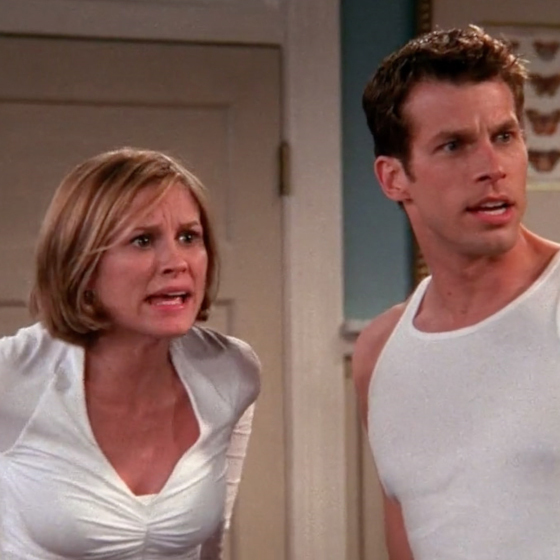 Après leur rupture, Ross entre par effraction chez Mona pour récupérer sa chemise favorite. La couleur de cette chemise est bleu royal.
