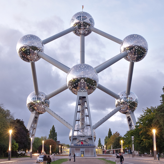 L’Atomium de Bruxelles, imaginé par l’ingénieur André Waterkeyn, représente un cristal élémentaire d’argent.