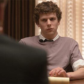 Jesse Eisenberg a reçu son Golden Globe des mains de Mark Zuckerberg qu’il personnifiait dans le film The Social Network.