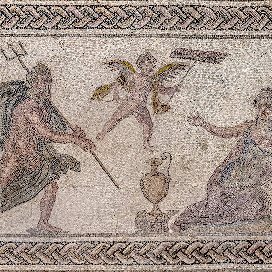 Chez les Grecs et les Romains, l’alcool avait une signification mystique et ésotérique.