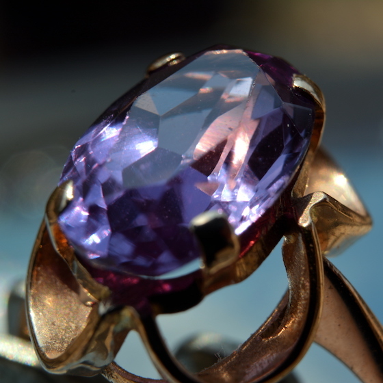 L’alexandrite, la pierre de naissance du mois de juin, peut changer de couleur.