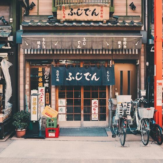 Le Japon est situé à la jonction de quatre plaques tectoniques. 