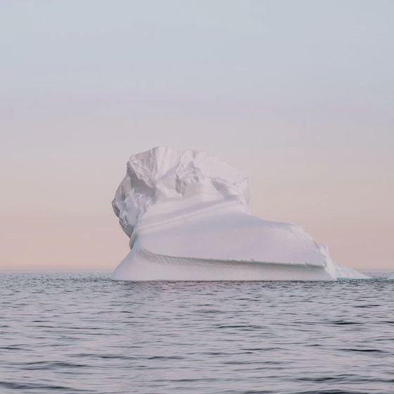 n-par-les-vagues-est-la-plus-importante-cause-de-deterioration-des-icebergs-qui-derivent-dans-l-hemisphere-nord