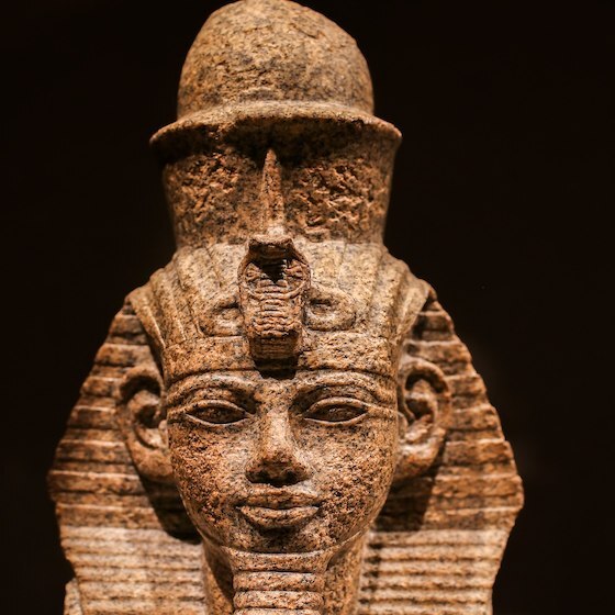 Amenhotep III, le neuvième pharaon de la XVIIIe dynastie, et son épouse Tiyi ont fait construire jusqu’à 250 structures massives durant leur règne.