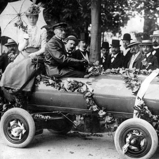 La « Jamais Contente » est le premier véhicule à rouler à plus de 100 km/h.