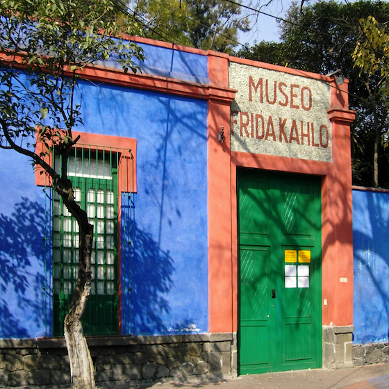 Frida Kahlo a vécu une grande partie de sa vie dans la Casa Azul (maison bleue).