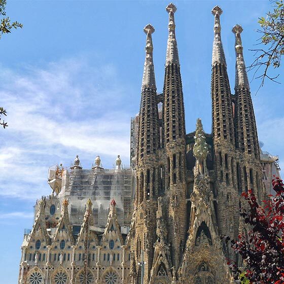Commencée en 1882, la construction de la basilique Sagrada Familia se poursuit toujours.