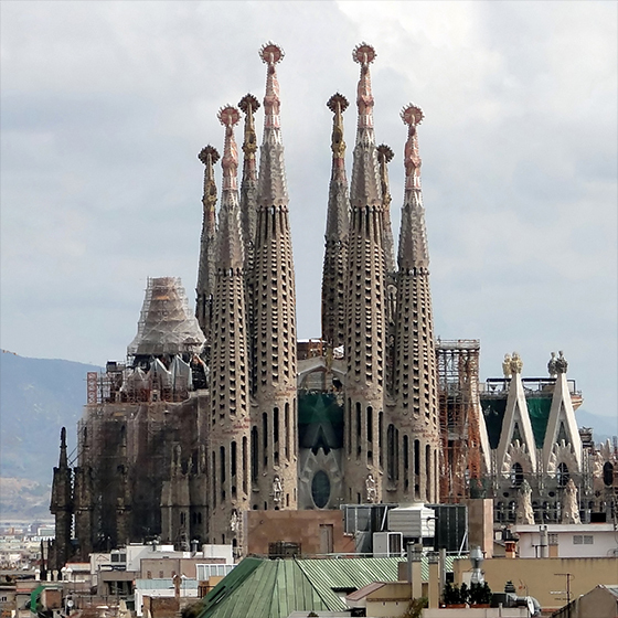 Dalí a participé à la conception de la Sagrada Familia à Barcelone  