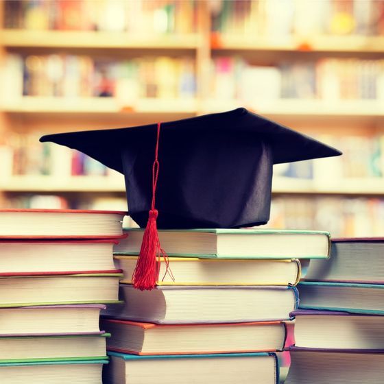En France, ce n’est qu’en 1903 que les universités ont commencé à accepter les thèses de doctorat en lettres rédigées en français.