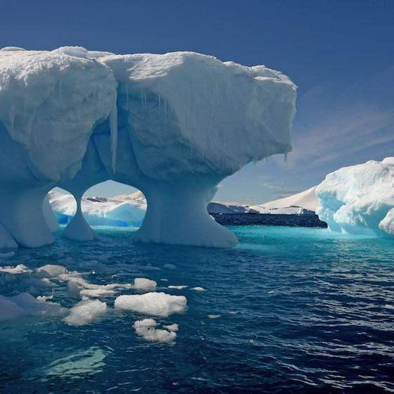 Il y a des montagnes en Antarctique.