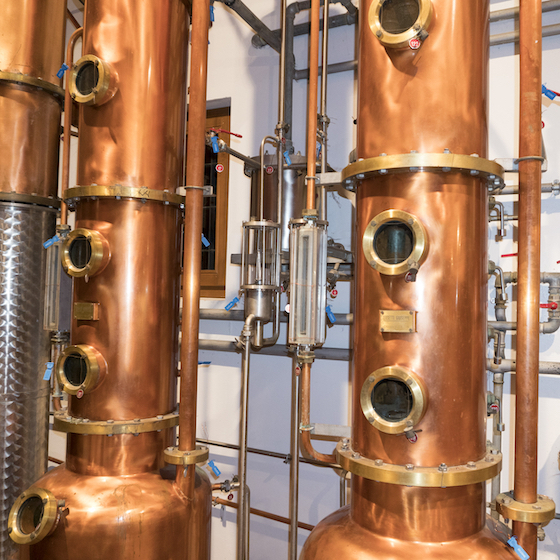 La distillation permet généralement d’obtenir une boisson moins riche en alcool.