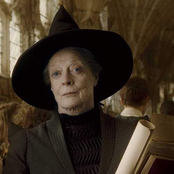 La professeure Minerva McGonagall enseigne la métamorphose et est la directrice de la Maison Serdaigle.