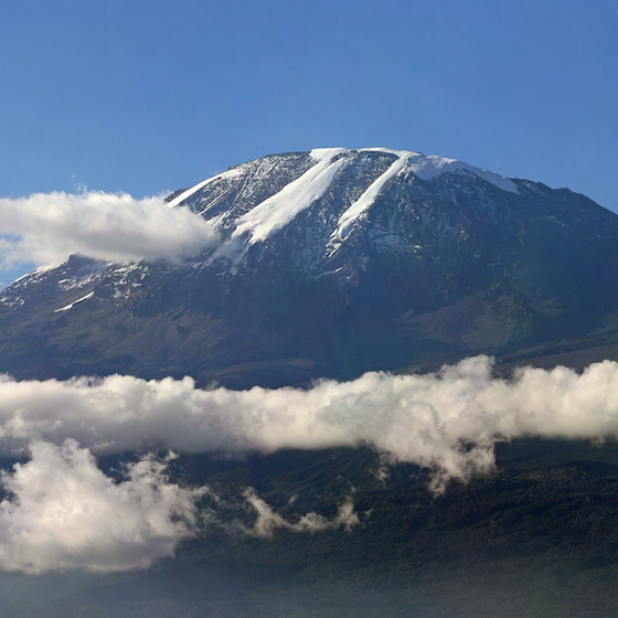 Kibo est le plus haut des trois volcans du Kilimandjaro.
