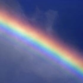 Les couleurs d'un arc-en-ciel apparaissent toujours dans le même ordre du sommet à la base.