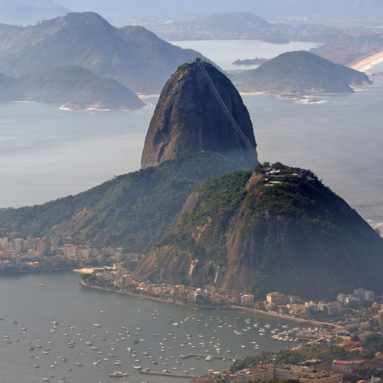 Le très célèbre mont du Pain de sucre surplombe la ville brésilienne de Sao Paulo.