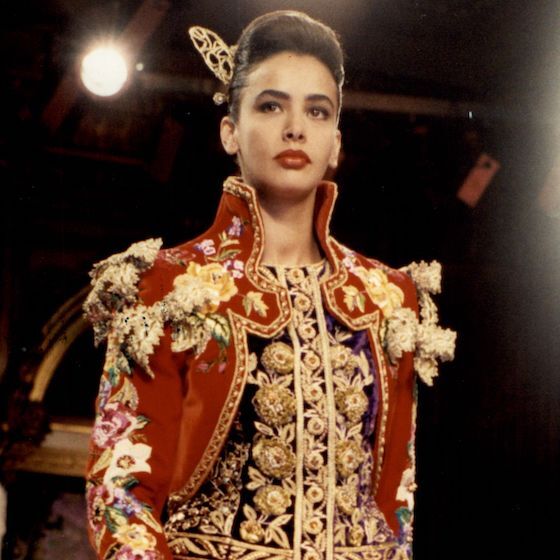 Christian Lacroix est souvent reconnu pour avoir rendu la haute couture plus abordable.