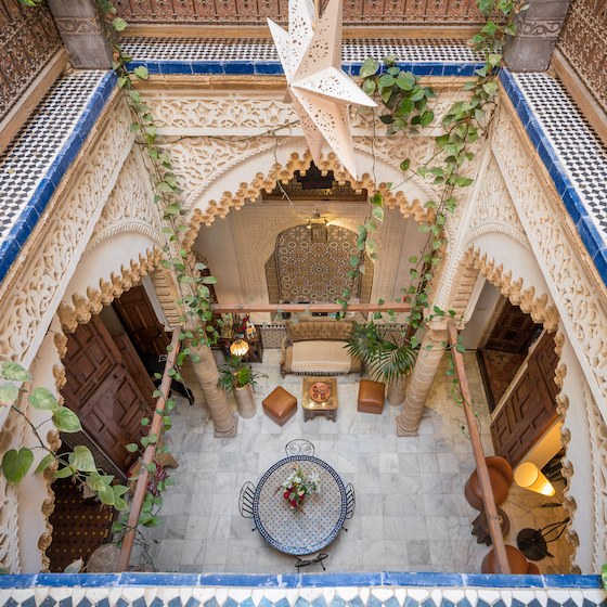 Les maisons traditionnelles marocaines ont une cour intérieure, le Riad.