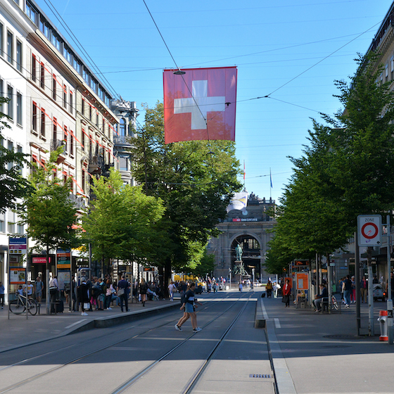 La rue Bahnhofstrasse de Zurich relie le lac de Zurich à l’hôtel de ville. 
