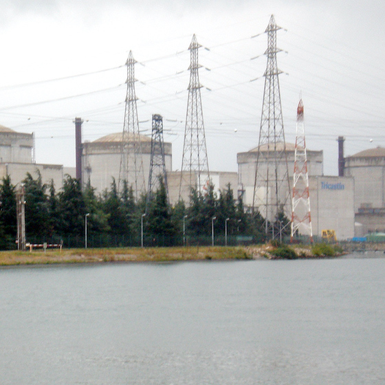 L’électricité produite par les centrales nucléaires est générée à partir de la fusion nucléaire.
