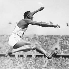 Jesse Owens a battu cinq records du monde d’athlétisme en 45 minutes.