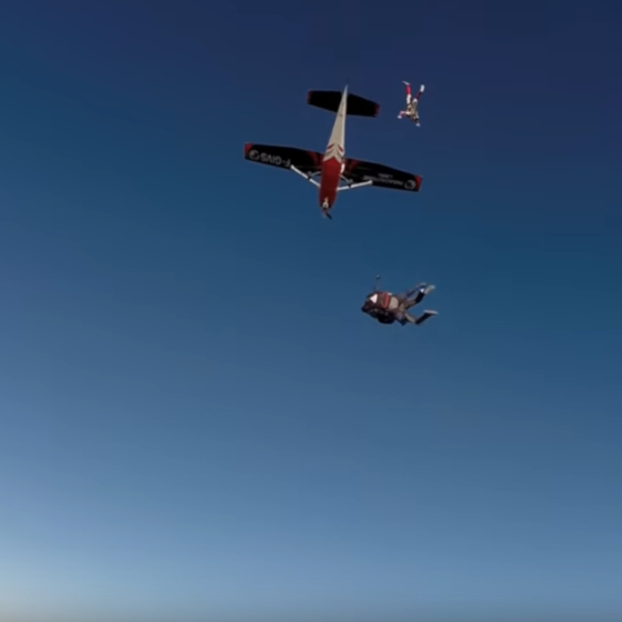 Dans la vidéo You lose, You Jump, Carlito a dû sauter en parachute après avoir raté une question sur Harry Potter.