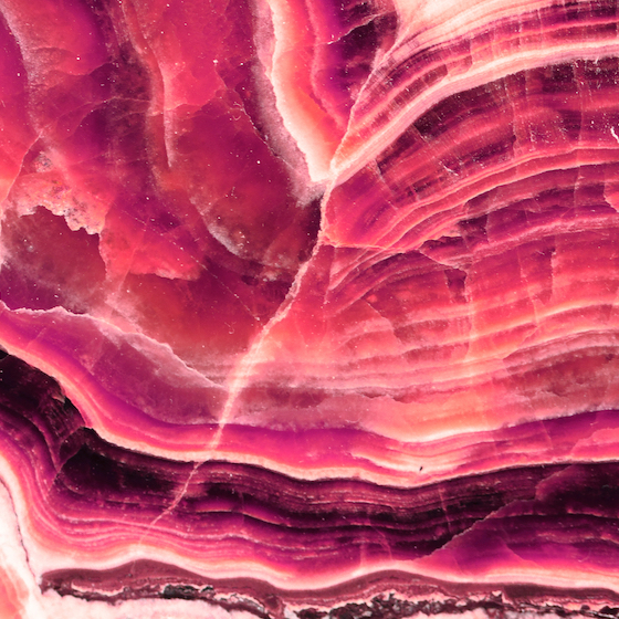L’agate est un type de quartz qui se trouve dans les roches volcaniques.
