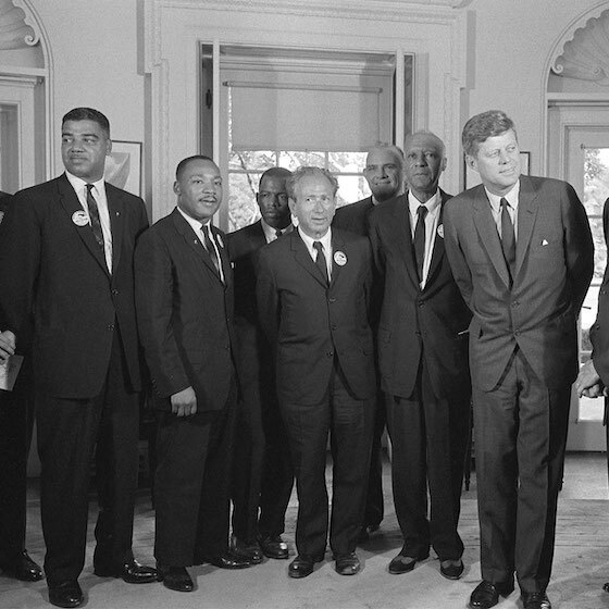À la suite du discours I have a dream de Martin Luther King, le président John F. Kennedy promulgua la loi contre la discrimination raciale.