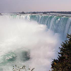 Le débit des chutes du Niagara est d’environ 100 000 litres (26 400 gallons US) à la seconde.