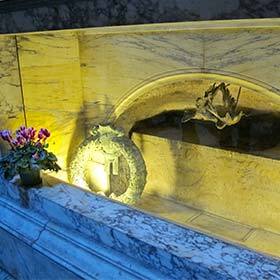 Michel-Ange est enterré au Panthéon de Rome, à côté du pape Jules II, son principal mécène.