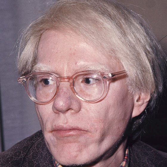 Andy Warhol, de son vrai nom Andrew Warhola, est né en Slovaquie et a immigré aux États-Unis à l’âge de deux ans.