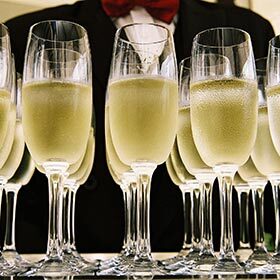 Le champagne contient plus de calories que le vin rouge.