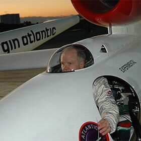 En 2005, Steve Fossett a réussi le premier tour du monde en avion en solitaire, sans escale ni ravitaillement.
