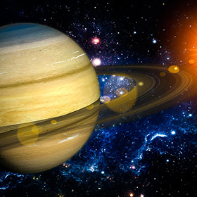 Léonard de Vinci a découvert les anneaux de Saturne à l’aide d’une lunette astronomique qu’il avait inventée.
