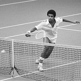 Yannick Noah est le dernier joueur à avoir gagné un tournoi du Grand Chelem avec une raquette en bois.
