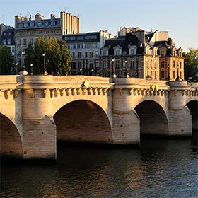 Le plus vieux pont de Paris s’appelle le Pont‑Neuf.